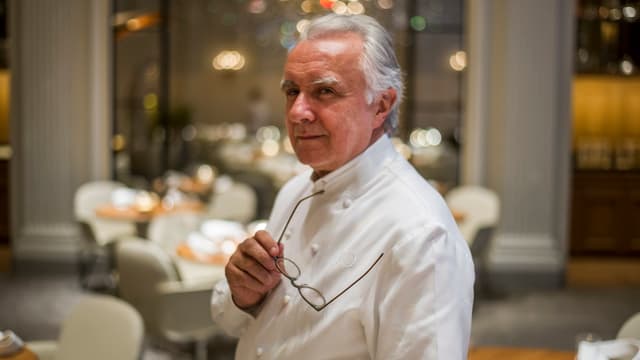 Alain Ducasse, qui a reçu 18 étoiles Michelin, possède 24 établissements dans 8 pays et emploie 1.400 personnes.
