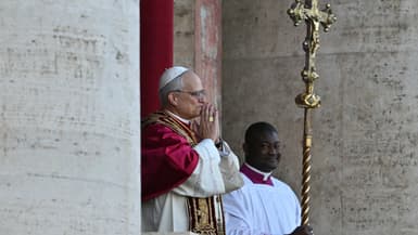 Le pape Léon XIV se présente au balcon de la basilique Saint-Pierre, le 8 mai 2025