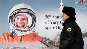 Portrait de Iouri Gagarine, dans les rues de Moscou. Il y a 50 ans, ce fils de paysans russes devenu pilote de chasse changea le cours de l'humanité en devenant le premier homme à voyager dans l'espace, pendant 108 minutes. /Photo prise le 11 avril 2011/R