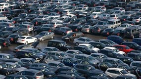 Les immatriculations de voitures neuves en France ont à nouveau dégringolé en février, de 12,1% en données brutes, signe que la crise du marché reste structurelle en ce début d'année. /Photo d'archives/REUTERS/Alexandra Beier