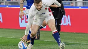 Le centre Elliot Daly inscrit l'essai du bonus pour le XV de la Rose contre l'Italie à Rome, le 13 février 2022 