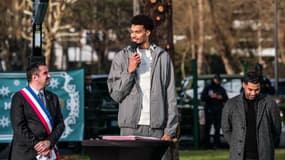 Victor Wembanyama lors de l'inauguration de deux terrains de basket dans sa ville du Chesnay-Rocquencourt (Yvelines), le 21 janvier 2025