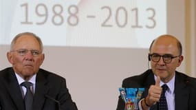 Le ministre français des Finances Pierre Moscovici (ici en compagnie de son homologue allemand Wolfgang Schäuble) a tenté mardi à Berlin de convaincre du sérieux de la politique menée en France, après le délai de deux ans accordé à l'Hexagone par la Commi