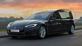 Le préparateur De Remetez a transformé cette Model S en corbillard à al demande d'un spécialiste néerlandais de ce genre de véhicules (et des limousines), Van der Lans &amp; Busscher BV.