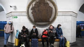 Des Ukrainiens dans le métro de Kiev le 24 février 2022