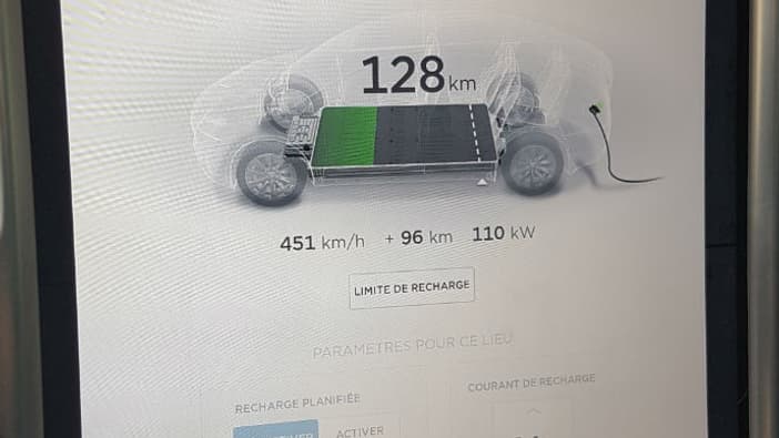 La vitesse de recharge atteint ici les 451 km récupérés par heure La vitesse de recharge atteint ici les 451 km récupérés par heure