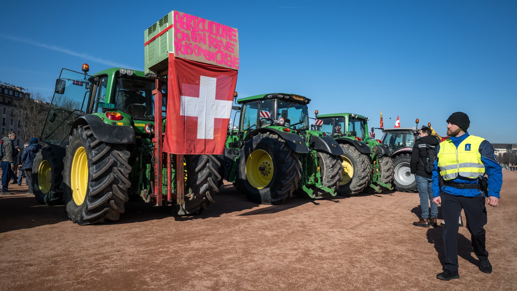 Un cortège d'une trentaine de tracteurs défile dans les rues de Genève, en Suisse, le 3 février 2024