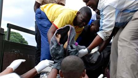Des habitants de Zanzibar aidant au transport de victimes du naufrage d'un ferry qui assurait la liaison entre Zanzibar et l'île de Pemba. Au moins 192 personnes ont été tuées et 606 autres ont pu être secourues mais "il est possible que des corps se trou