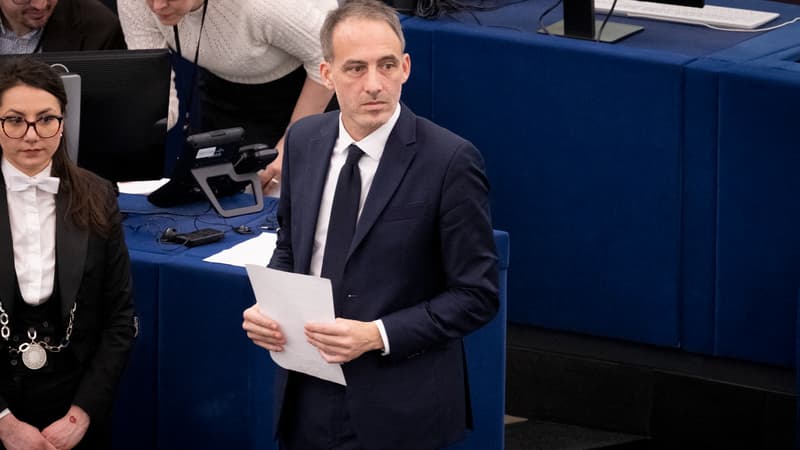 Raphaël Glucksmann accuse Jean-Luc Mélenchon d'être devenu "le Jean-Marie Le Pen de notre époque"