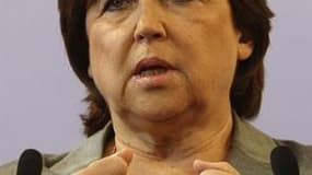 Martine Aubry a fait dimanche un pas de plus vers une candidature pour la primaire socialiste, expliquant qu'elle avait "envie que la gauche gagne" et qu'elle prendrait ses responsabilités à cet effet /Photo prise le 17 mai 2011/REUTERS/Michel Euler/Pool