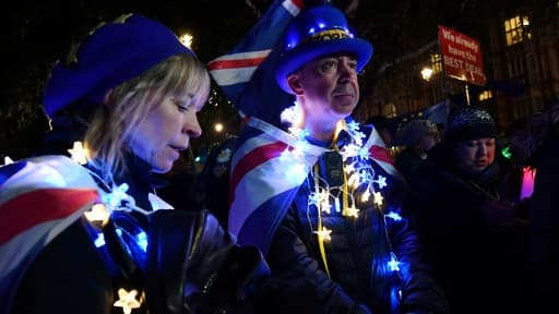 Des anti-Brexit, dont Steve Bray manifestent devant le Parlement à Londres, le 12 mars 2019