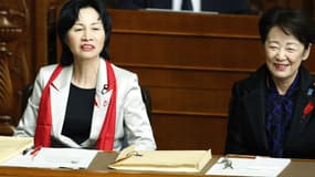 La ministre de la justice japonaise Midori Matsushima, et son fameux foulard rouge, le 1er octobre 2014, au Parlement japonais.