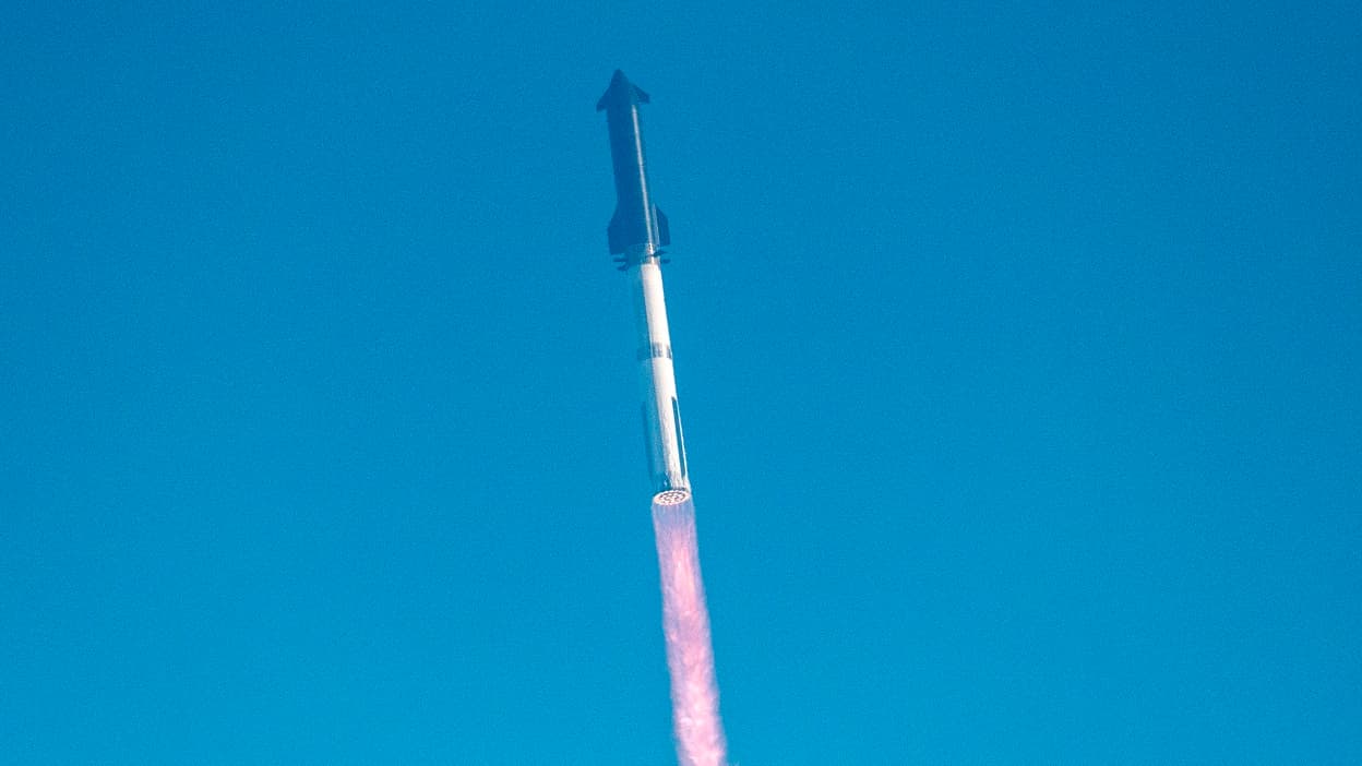 APRÈS UNE SÉRIE NOIRE D'EXPLOSIONS, LA MÉGAFUSÉE STARSHIP D'ELON MUSK RÉUSSIT ENFIN SON VOL D'ESSAI