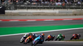 Daniel Holgado et les pilotes de Moto3 lors du Grand Prix du Portugal, le 26 mars 2023.