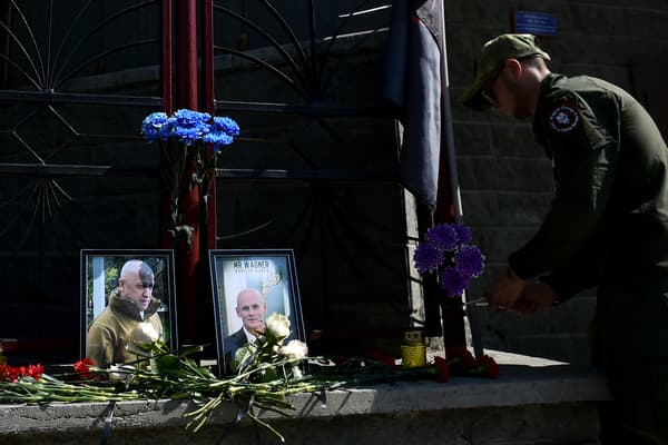 Des fleurs et des bougies ont été déposées devant le QG de Wagner en hommage à Evguéni Prigojine et à Dmitri Outkine, à Saint-Pétersbourg, en Russie, le 24 août 2023