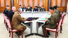 Une rencontre entre la délégation nord-coréenne et celle sud-coréenne sous l'égide de l'ONU à  Panmunjom.