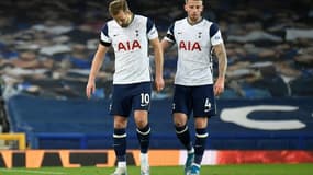L'attaquant anglais de Tottenham Harry Kane (G) lors du match nul des Spurs sur le terrain d'Everton, le 16 avril 2021 à Liverpool