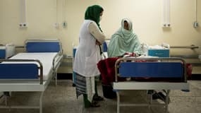 Une photo prise le 28 mars 2021, une infirmière s'occupe d'une mère et de son enfant à l'unité d'alimentation thérapeutique de l'ONG « Action contre La Faim » à Lashkar Gah, dans la province d'Helmand en Afghanistan.