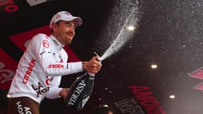 Aurélien Paret-Peintre sur le podium après sa victoire lors de la 4e étape du Giro, le 9 mai 2023.