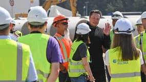 L'entrepreneur et magnat des affaires américain Elon Musk (au centre) salue les travailleurs lors d'une visite de l'usine Tesla Gigafactory en construction, le 13 août 2021 à Gruenheide près de Berlin, dans l'est de l'Allemagne.