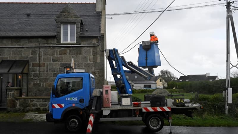 Tempête Ciaran: 73.000 foyers toujours privés d'électricité lundi soir en Bretagne et en Normandie