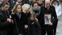Ingrid Brinsolaro (la deuxième en partant de la gauche), mardi 5 janvier, devant les anciens locaux de Charlie Hebdo, lors de la cérémonie d'hommages aux victimes de l'attentat contre la rédaction du journal satirique, le 7 janvier 2015.