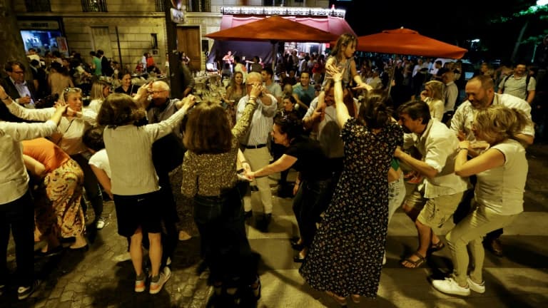 Des personnes dansent dans une rue de Paris pendant la fête de la musique, le 21 juin 2019. (Illustration)