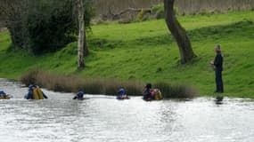 Des plongeurs dans l'étang du Roual, à Dirinon, le 2 mars 2017