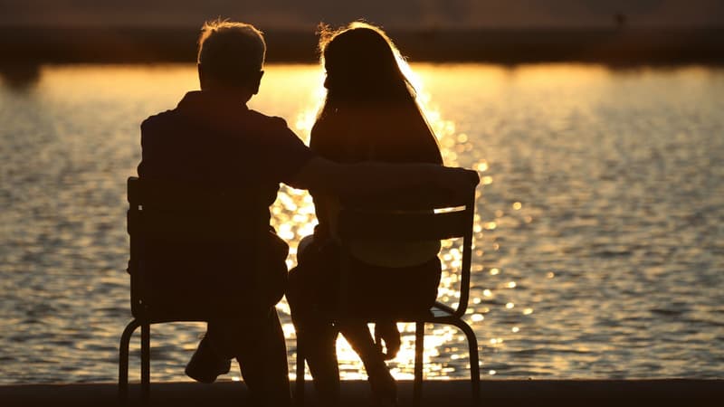Un couple dans le jardin des Tuileries le 11 juillet 2015 à Paris.