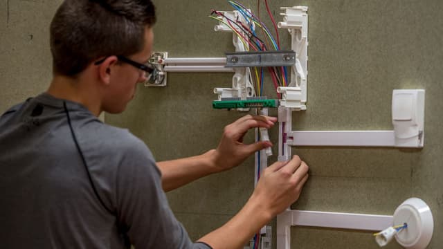 Un apprenti en élecrotechnique à Arras