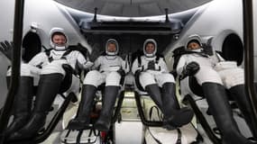 Les astronautes de la NASA Michael Barratt (2e à gauche), Matthew Dominick (2e à droite) et Jeanette Epps (à droite) sont vus à l'intérieur du vaisseau spatial SpaceX Dragon Endeavour à bord du vaisseau de récupération SpaceX MEGAN peu après avoir atterri dans le golfe du Mexique au large de la côte de Pensacola, en Floride, le 25 octobre 2024.