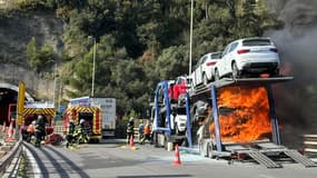 Un véhicule en feu sur l'A8 à Nice, le 20 novembre 2024.