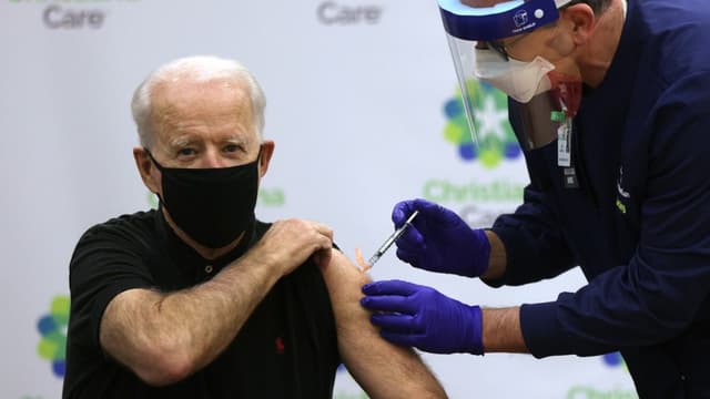 Joe Biden lors de l'administration de sa deuxième dose de vaccin contre le Covid-19, le 11 janvier dernier.