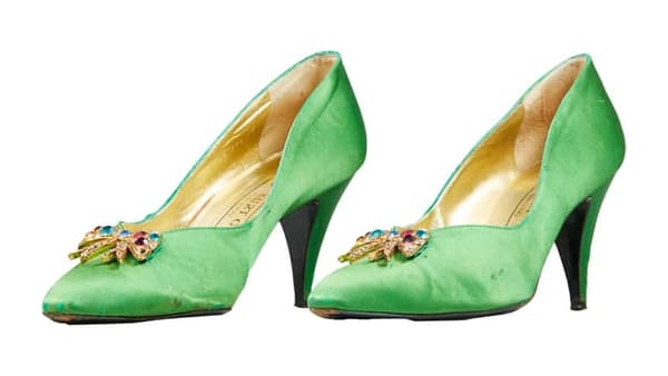 Escarpins de soirée en satin vert émeraude de la princesse Diana signés Kurt Geiger et vendus aux enchères le 27 juin par Julien's Auctions