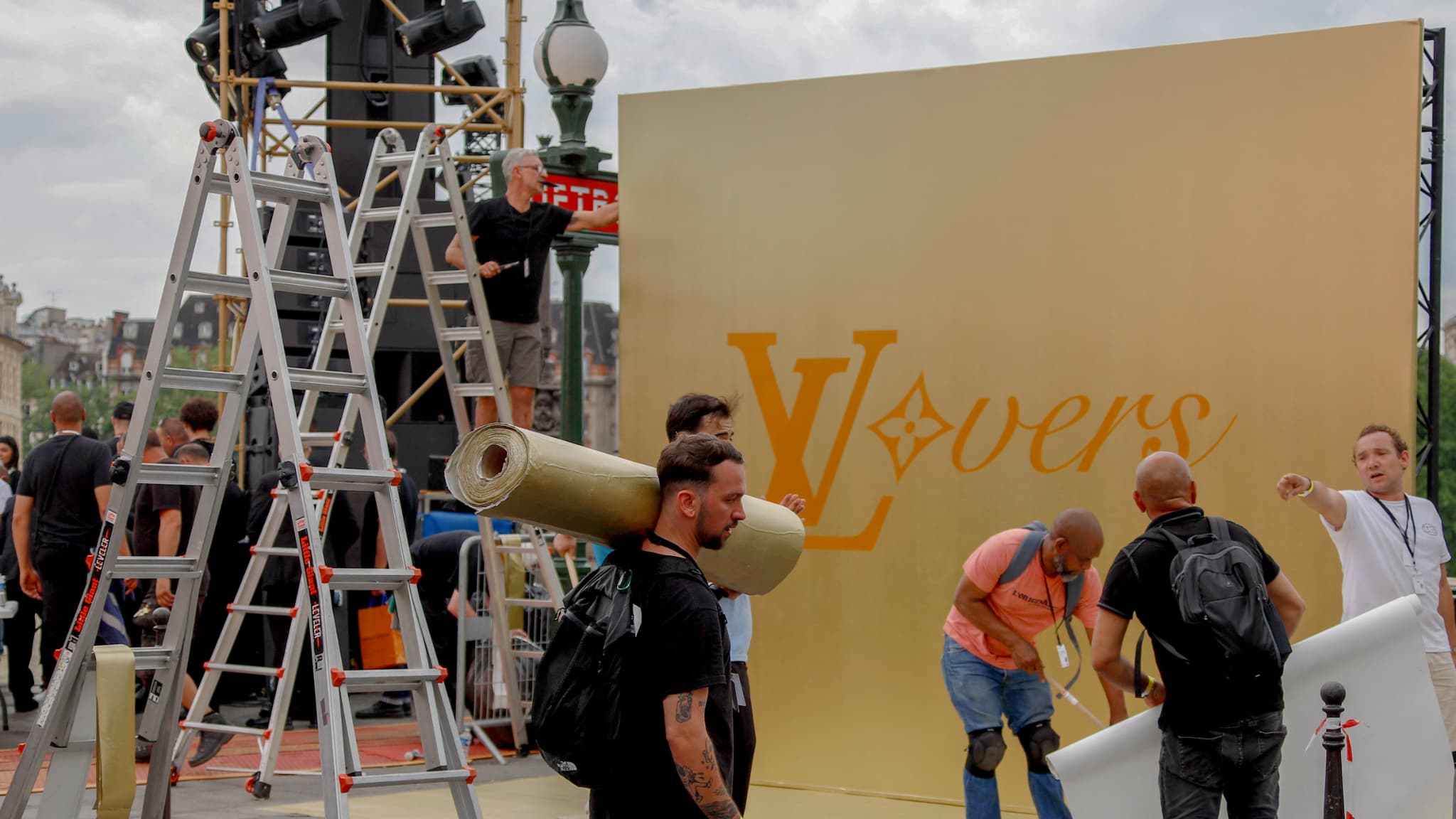 Préparation du show Louis Vuitton Homme SS24 par Pharrell Williams Préparation du show Louis Vuitton Homme SS24 par Pharrell Williams