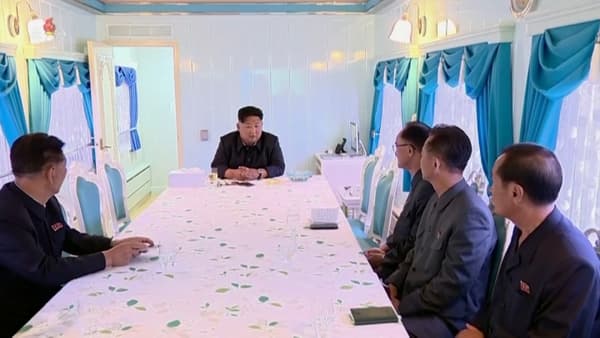 Le dirigeant nord-coréen Kim Jong-un en réunion dans l'un de ses trains blindés, à des dates et lieux inconnus.