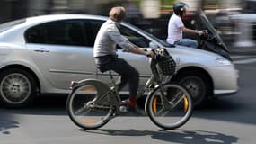 Un cycliste circulant à Paris.