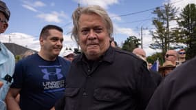 Steve Bannon ce lundi 1er juillet près de la prison fédérale de Danbury, dans le Connecticut.