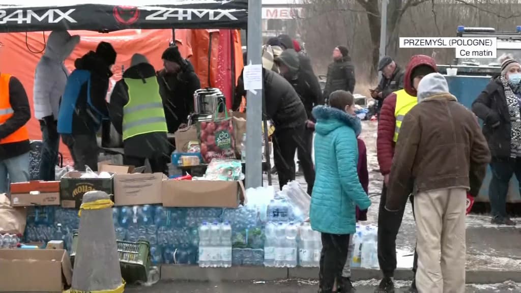 L'accueil de réfugiés ukrainiens à la frontière polonaise le 28 février 2022 L'accueil de réfugiés ukrainiens à la frontière polonaise le 28 février 2022