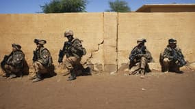 Militaires français à Gao, au Mali. Un troisième soldat français engagé dans l'opération militaire au Mali a été tué samedi dans le nord du pays. /Photo prise le 21 février 2013/REUTERS/Joe Penney