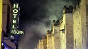 De la fumée s'élève après qu'un incendie s'est déclaré dans la mosquée historique transformée en cathédrale dans la ville de Cordoue, dans le sud de l'Espagne, le 8 août 2025.