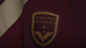Le logo des Girondins de Bordeaux sur le maillot des 140 ans du club