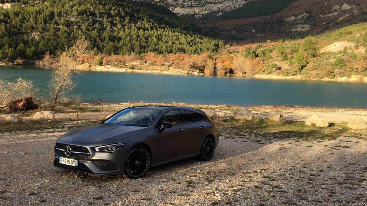 Ces modèles compacts restent moins longs que les Classe E ou S, mais restent cependant assez grands. Ce CLA Shooting Brake mesure ainsi 4,69 mètres de long. Ces modèles compacts restent moins longs que les Classe E ou S, mais restent cependant assez grands. Ce CLA Shooting Brake mesure ainsi 4,69 mètres de long.