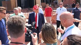 Donald Trump devant le magasin Chez What Furniture qui a été endommagé lors de l'ouragan Helene le 30 septembre 2024 à Valdosta, en Géorgie.