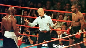 Mills Lane, au centre, lors du combat entre Evander Holyfield (à gauche) et Mike Tyson (à droite), le 28 juin 1997 à Las Vegas