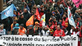 Des manifestants lors d'une journée de grèves et de manifestations dans le secteur public, le 5 décembre 2024 à Strasbourg (photo d'illustration).