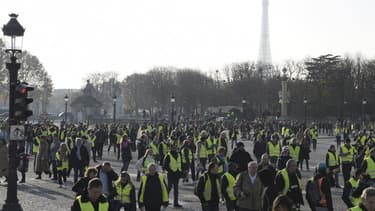 Des gilets jaunes traversent la place de la Concorde le 17 novembre 2018 à Paris.