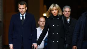 Emmanuel Macron et son épouse Brigitte Trogneux quittent l'église Saint-Sulpice après avoir assisté aux funérailles de l'homme d'affaires Henry Hermand, le 10 novembre 2016 à Paris