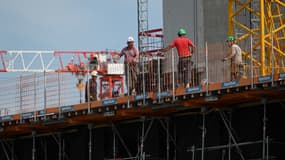 Des travailleurs sur le chantier du village olympique pour les JO de Paris 2024, à Saint-Denis, le 30 août 2022. 