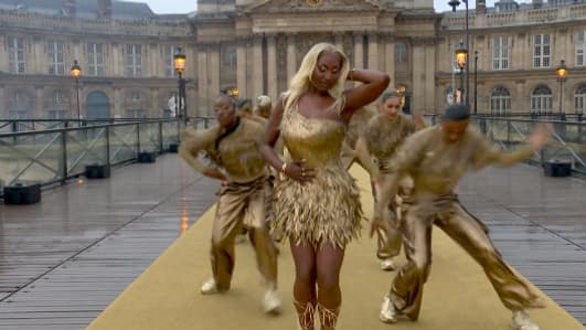 Aya Nakamura chante lors de la cérémonie d'ouverture des JO, 26 juillet 2024 Aya Nakamura chante lors de la cérémonie d'ouverture des JO, 26 juillet 2024